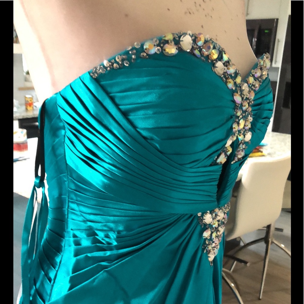 Satin gathered bodice with train - Picture 12 of 15